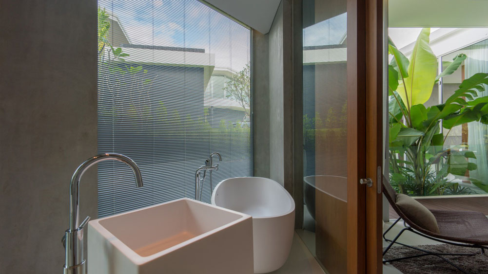 Villa Abiente - Modern bathroom amenities
